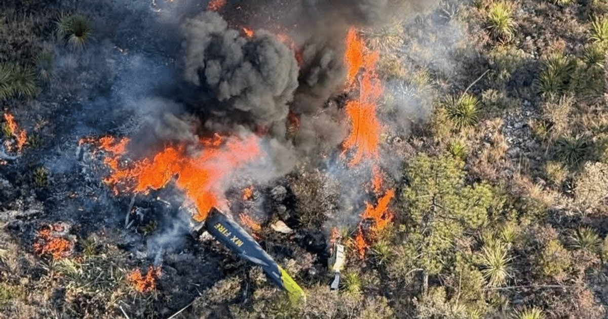 Incendio en bosque con restos de helicóptero Bell 212 tras aterrizaje forzoso