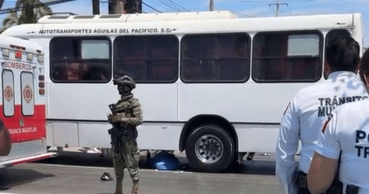 Autobús y ambulancia en escena de accidente en Mazatlán con soldado y personal de tránsito