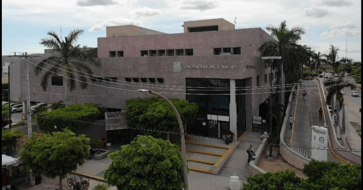 Hospital Urgencias HGZ No. 49 en Los Mochis con áreas verdes y personas caminando