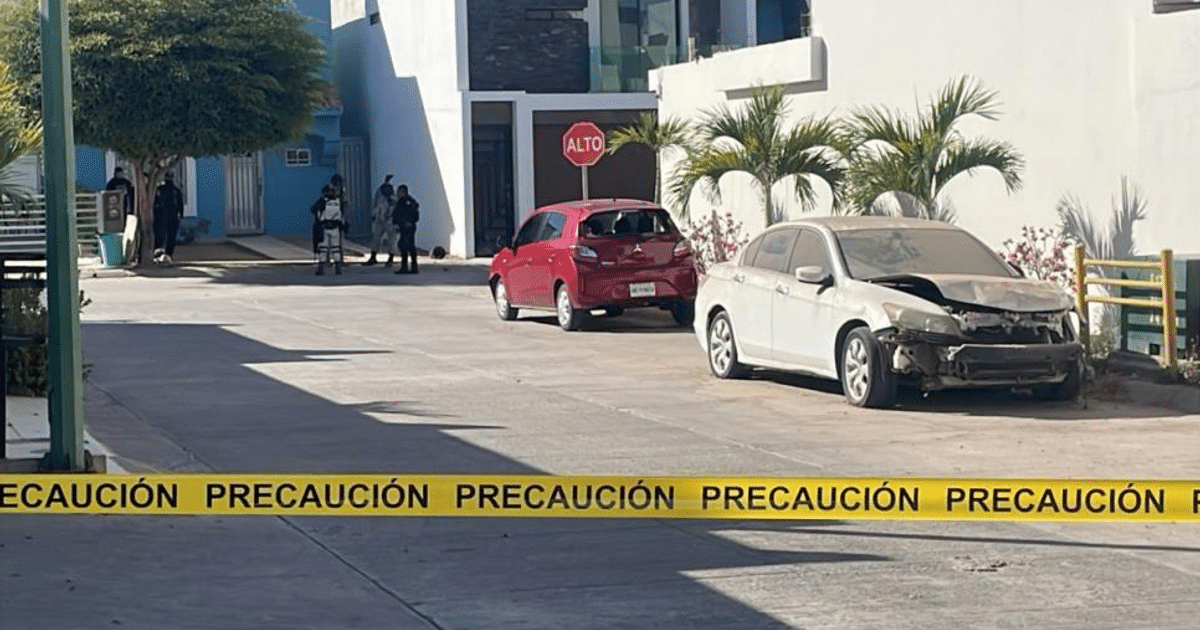 Calle en Culiacán con automóvil dañado y cinta de precaución