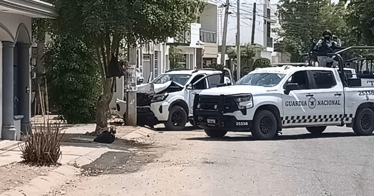 Vehículos de la Guardia Nacional en operativo en Culiacán, uno con daños frontales, en entorno urbano.