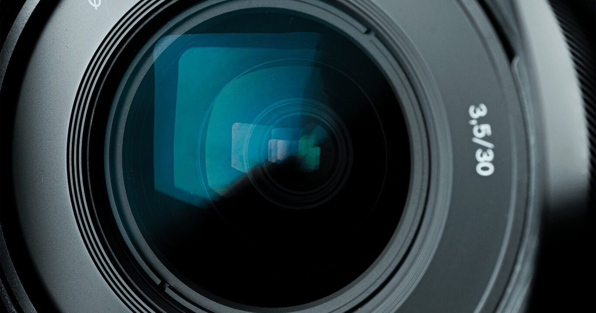 Lente de cámara en primer plano con reflejos y marcas de apertura, representando el sistema de videovigilancia C5 en CDMX.