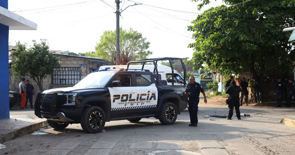 Operativo policial en Villa Corzo, Chiapas, con camioneta de policía y agentes en acción.