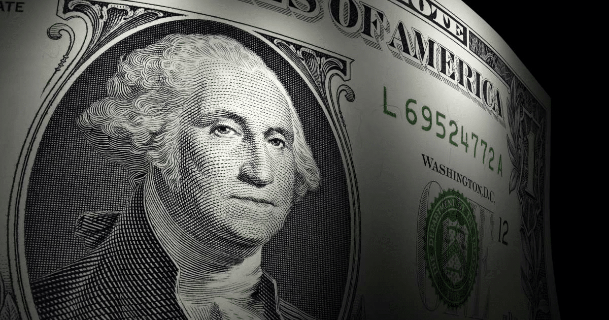 Billete de un dólar estadounidense en primer plano con detalles visibles.