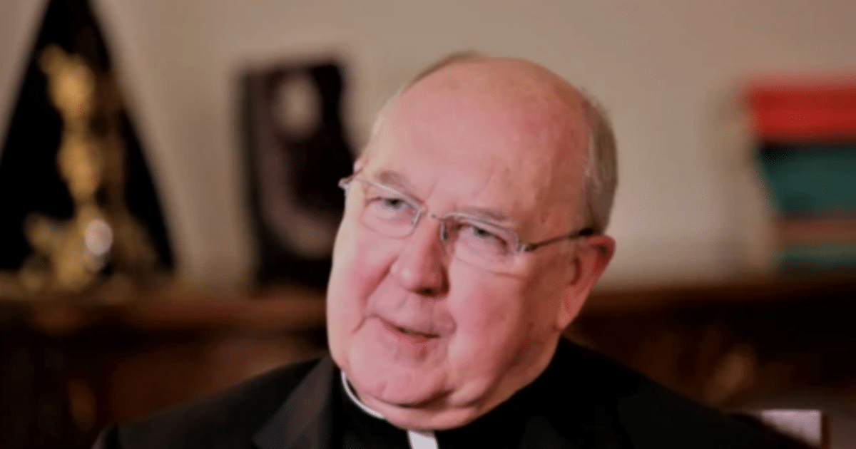 Cardenal Kevin Farrell en el Vaticano, vestido con sotana, durante el interregno papal.