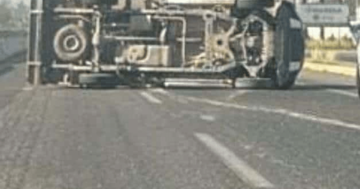 Camión Sabritas volcado en carretera Culiacán–Eldorado, con llantas hacia arriba.