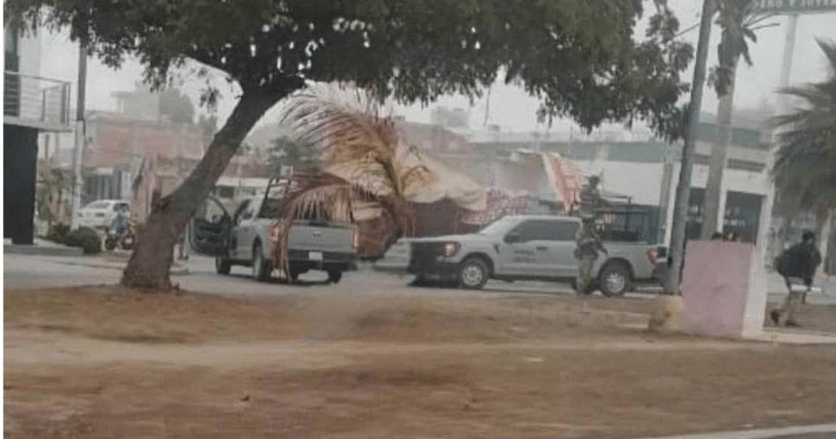 Escena urbana con camión y vehículo BMW en ambiente nublado