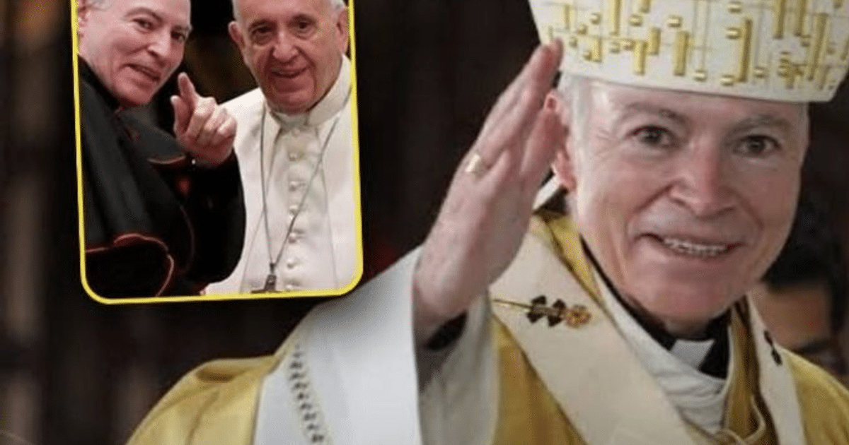 Sacerdote saludando en el contexto del cónclave papal en el Vaticano