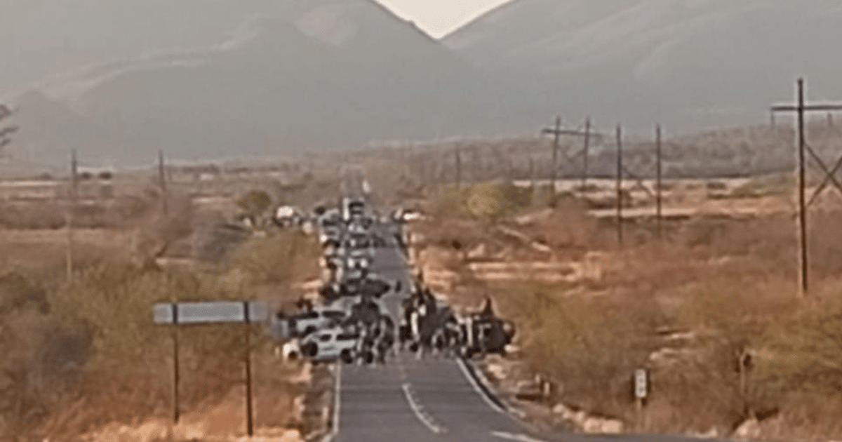 Carretera México 15 con vehículos y agentes de seguridad tras enfrentamiento en Sinaloa