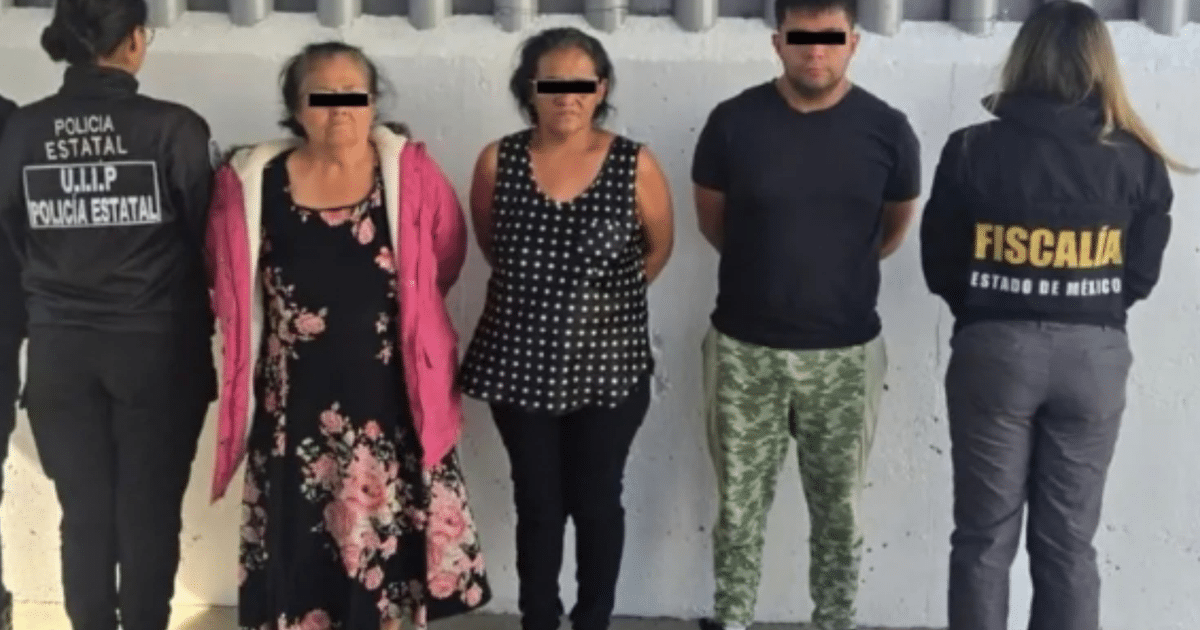 Personas alineadas de espaldas durante un operativo policial y fiscal en Chalco, relacionado con una disputa inmobiliaria.