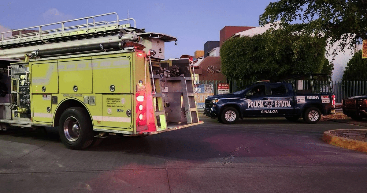 Camión de bomberos amarillo y vehículo policial en escena de emergencia urbana