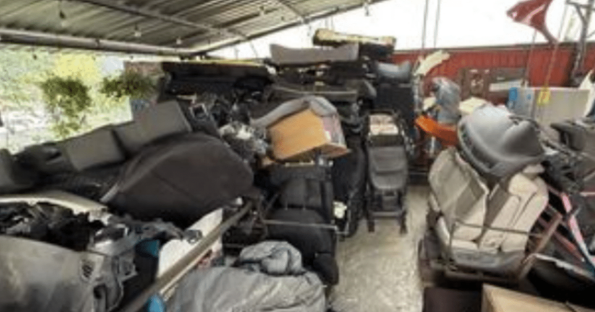 Taller en Iztapalapa con asientos y piezas automotrices apiladas, escenario de un cateo policial.