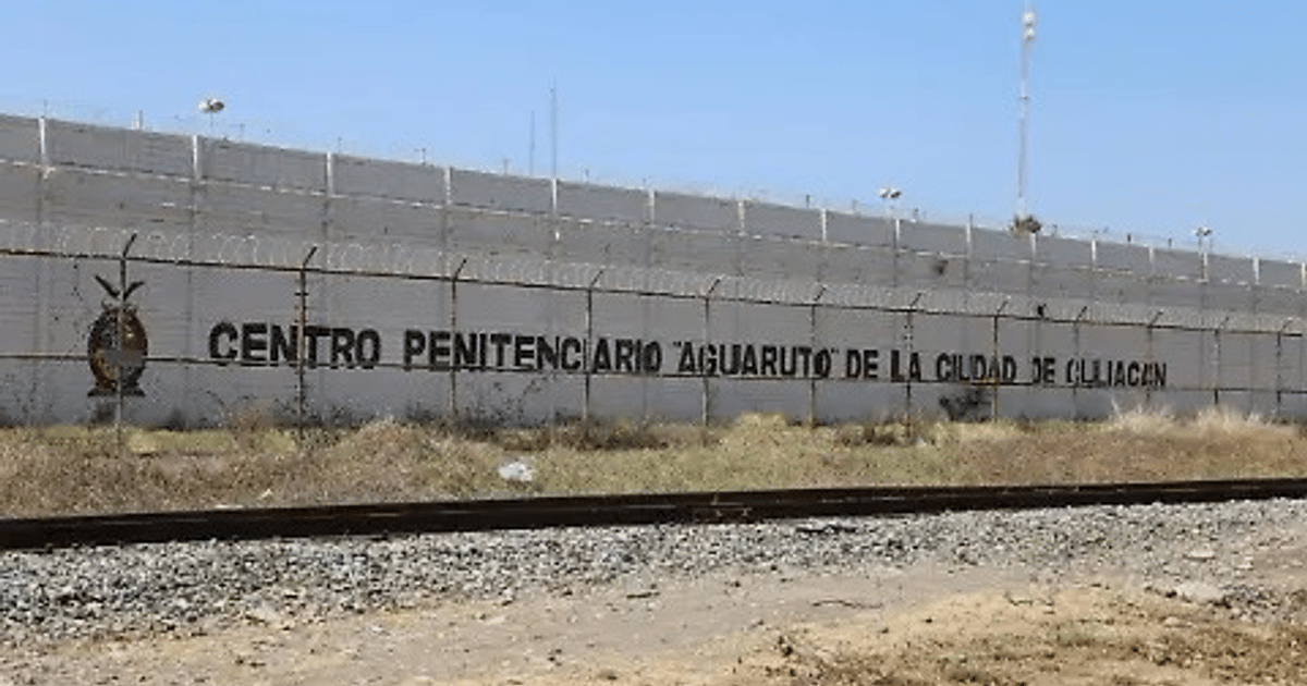 Entrada del Centro Penitenciario Aguaruto en Culiacán con cartel y rejas