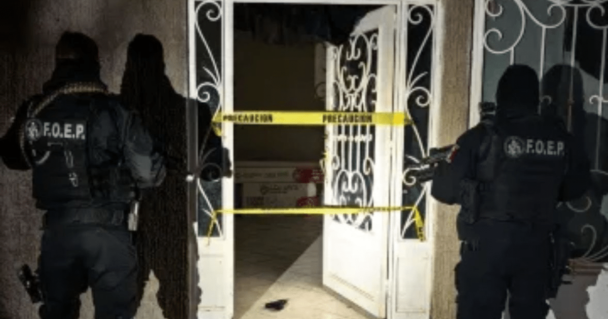 Agentes de seguridad en operativo frente a puerta con cinta de precaución