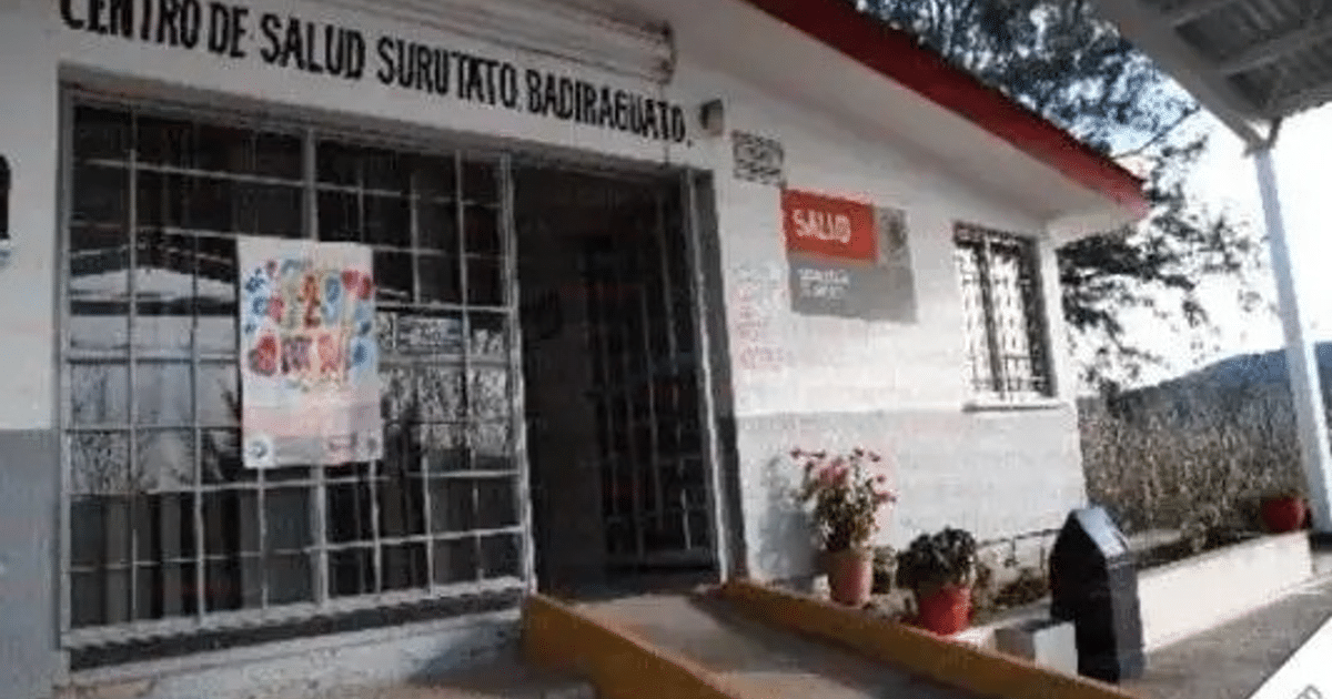 Entrada del Centro de Salud Surutato en Badiraguato con reja metálica y letrero.