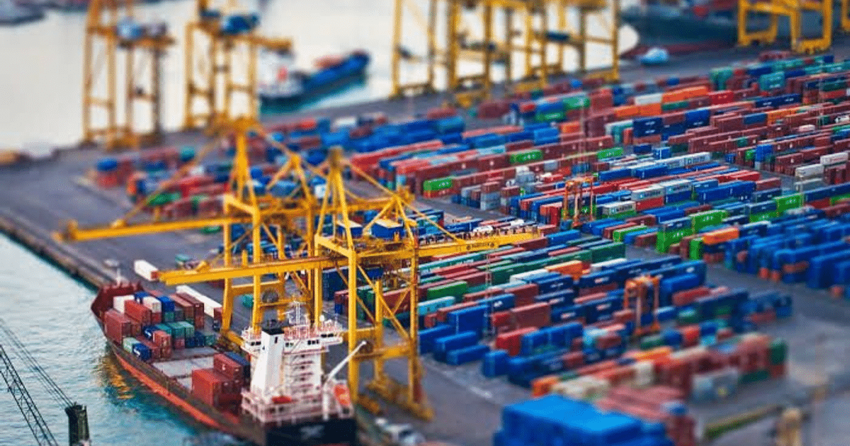 Puerto de carga con contenedores y grúas durante la disputa comercial China-EE.UU.