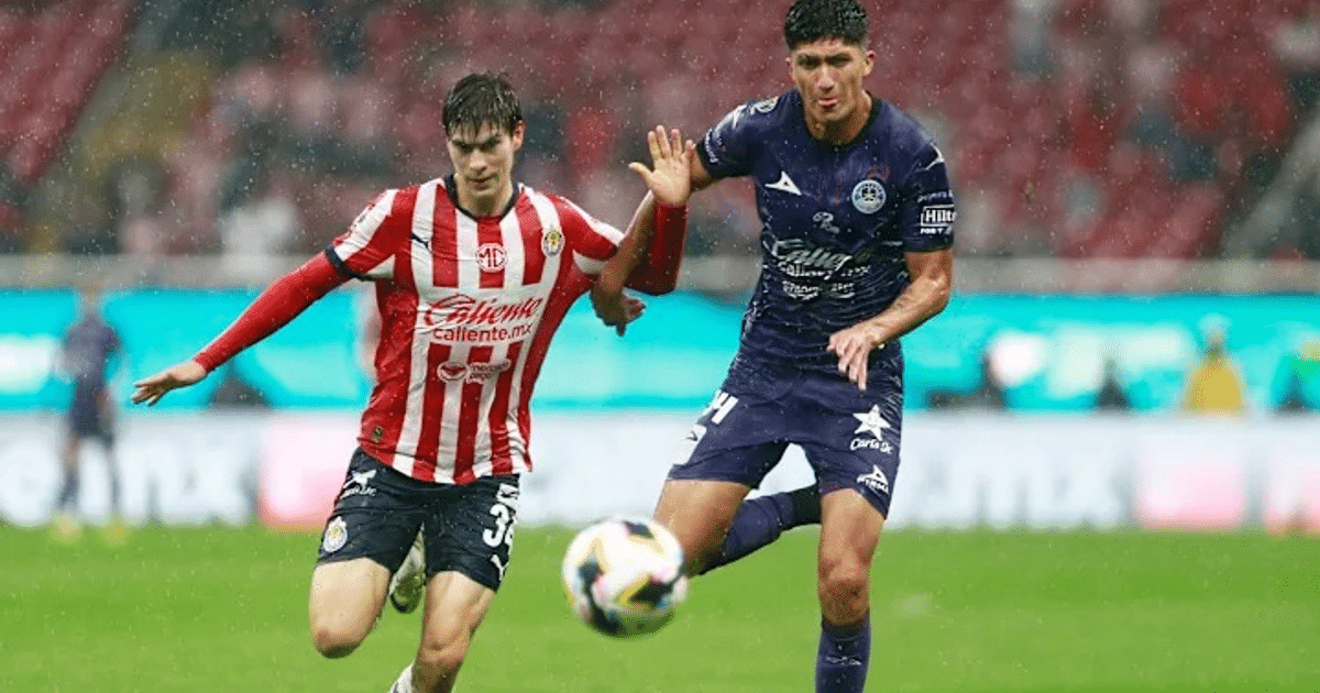 Jugadores de Chivas y Cañoneros compiten por el balón bajo la lluvia en el Clausura 2025.