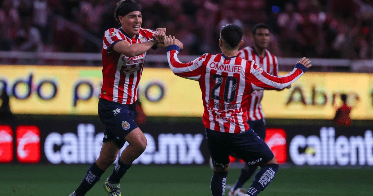 Jugadores de Chivas celebrando un gol en el partido contra Puebla en la Liga MX