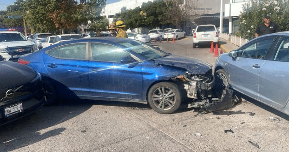 Accidente automovilístico en Culiacán con varios vehículos involucrados y servicios de emergencia presentes.