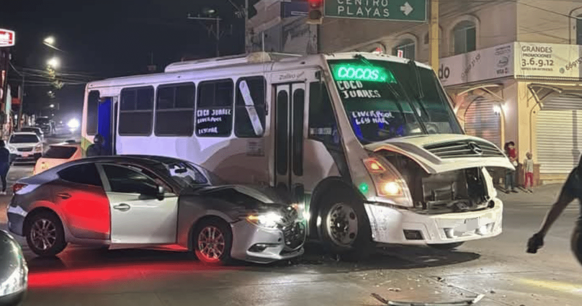 Accidente de tráfico nocturno en Mazatlán entre un automóvil y un autobús con daños visibles.
