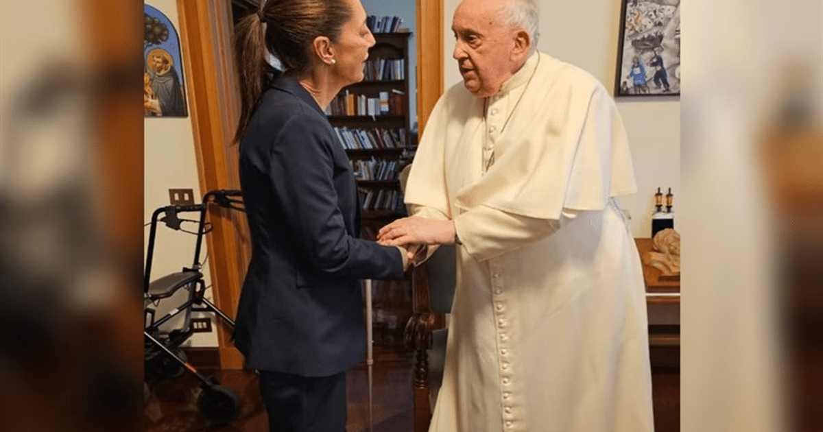 Dos personas interactúan en un entorno con estanterías, una vestida de oscuro y otra con atuendo blanco religioso, simbolizando el homenaje al Papa Francisco.