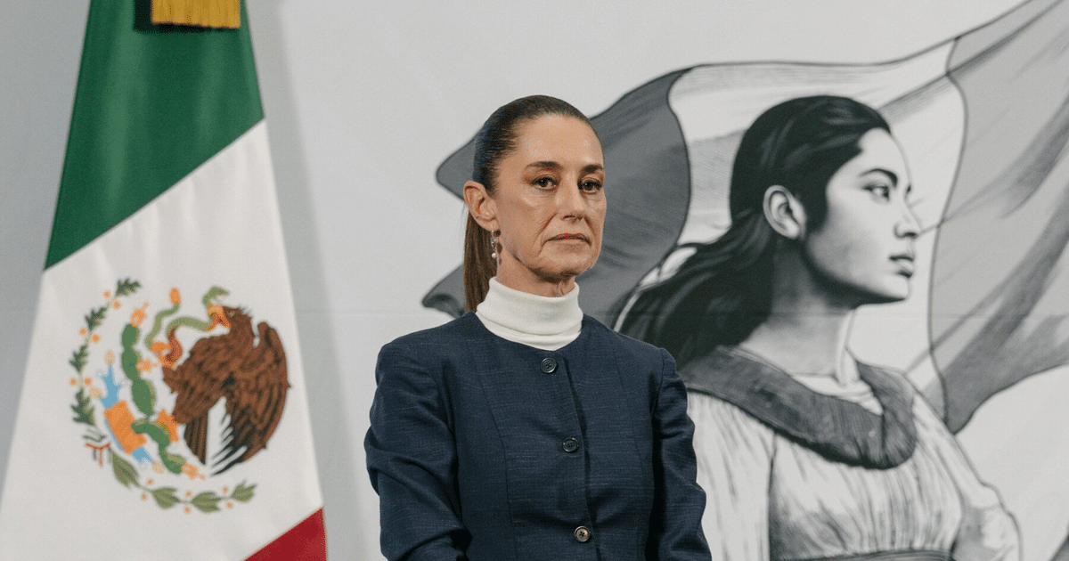 Claudia Sheinbaum en evento político con mural y bandera mexicana de fondo