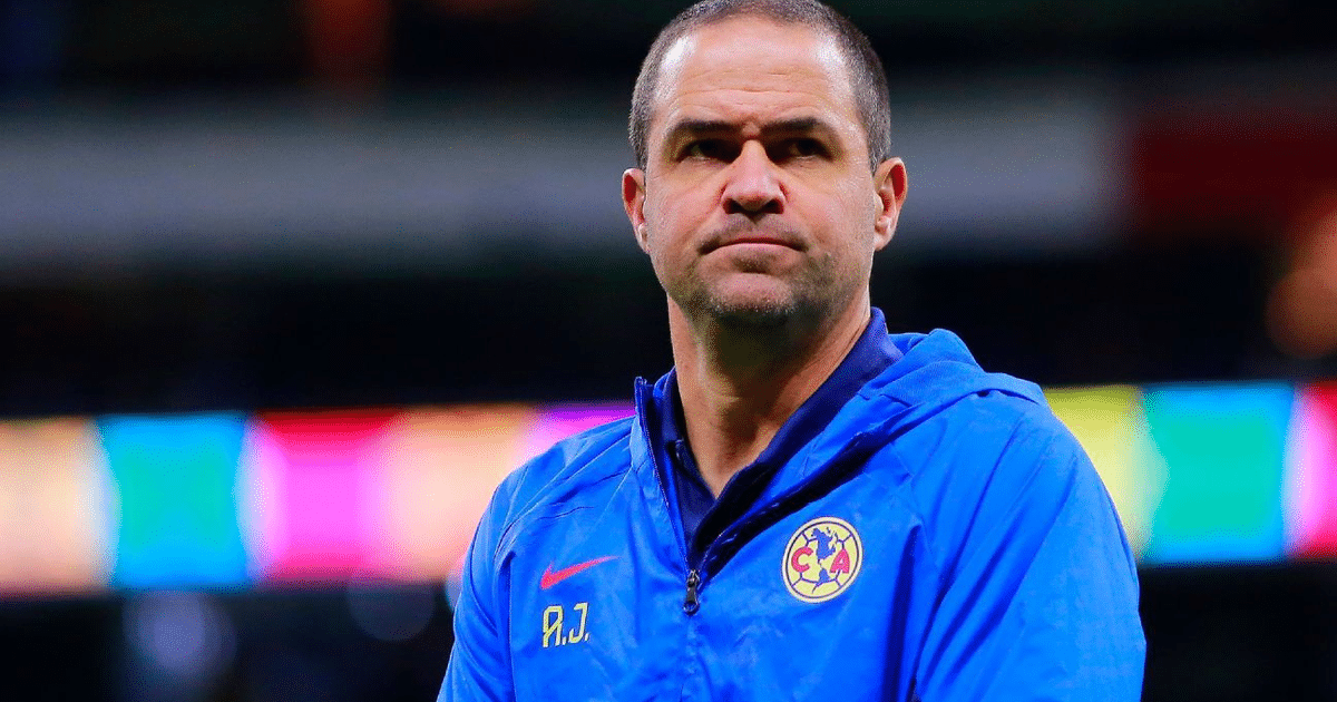 Hombre con chaqueta azul en partido de fútbol