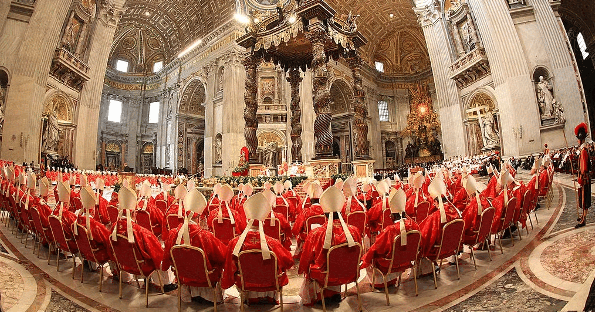 Cardenales en la Basílica de San Pedro durante el cónclave papal