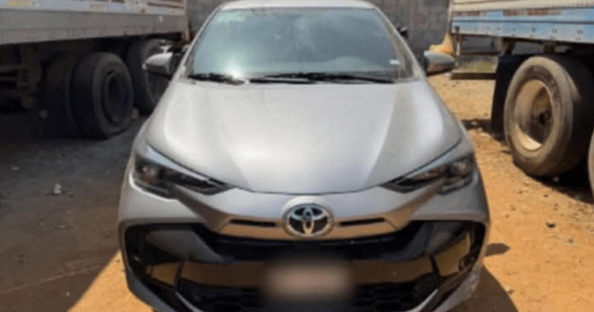 Automóvil plata estacionado cerca de camiones durante operativo en Mazatlán.