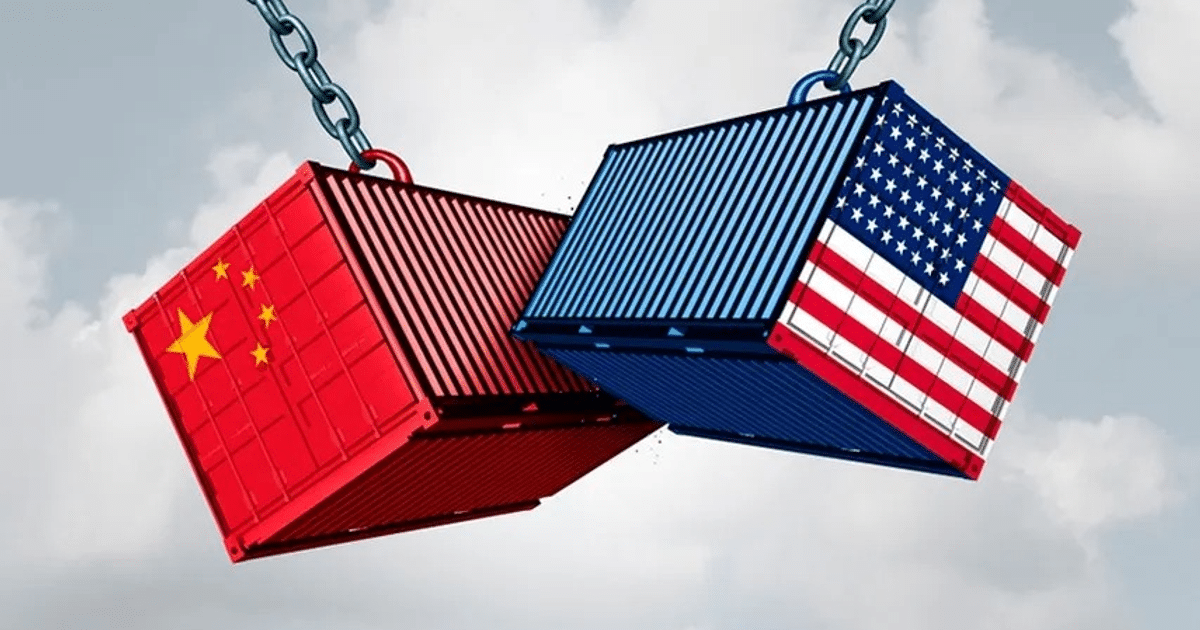 Contenedores de carga con banderas de China y EE.UU. simbolizando comercio internacional.