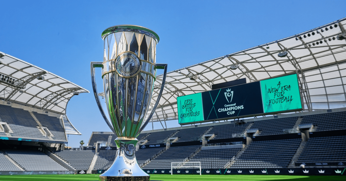 Trofeo de la Concacaf Champions Cup en estadio vacío con pantalla mostrando mensajes.
