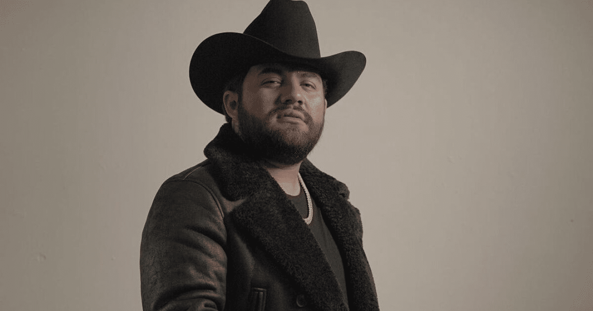 Persona con sombrero de vaquero y abrigo oscuro, representando la evolución de los corridos tumbados.