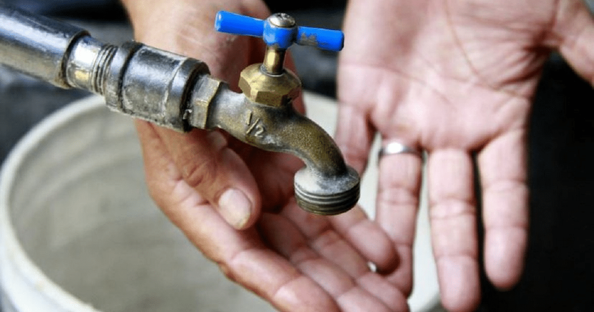 Grifo de agua sostenido por manos con válvula azul y cubo blanco vacío, representando la crisis hídrica en Ahome.