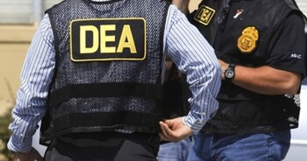 Agentes de la DEA en operativo antidrogas en Norcross, Georgia, contra el CJNG.