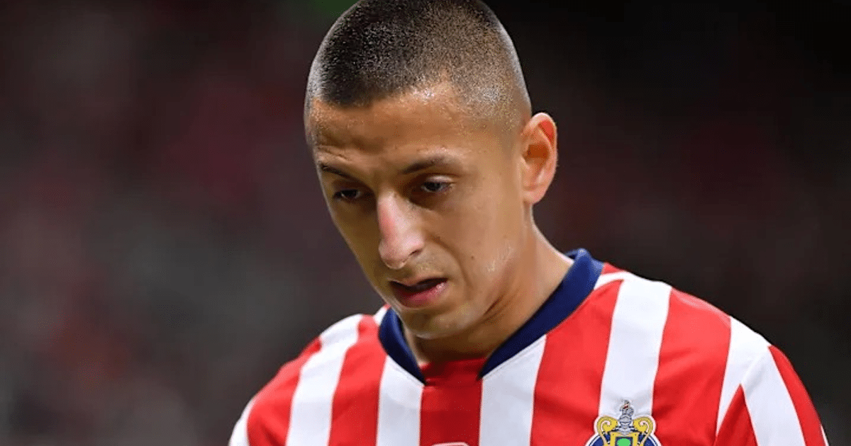 Futbolista con camiseta de rayas rojas y blancas, vinculado a la repatriación de Julio 'Piojo' Alvarado a Cruz Azul.