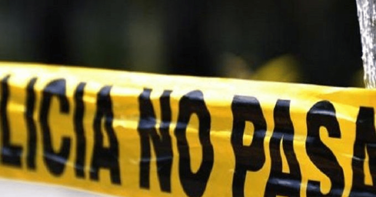 Cinta de advertencia amarilla con 'POLICÍA NO PASA' en escena de hallazgo en Mier y Noriega.
