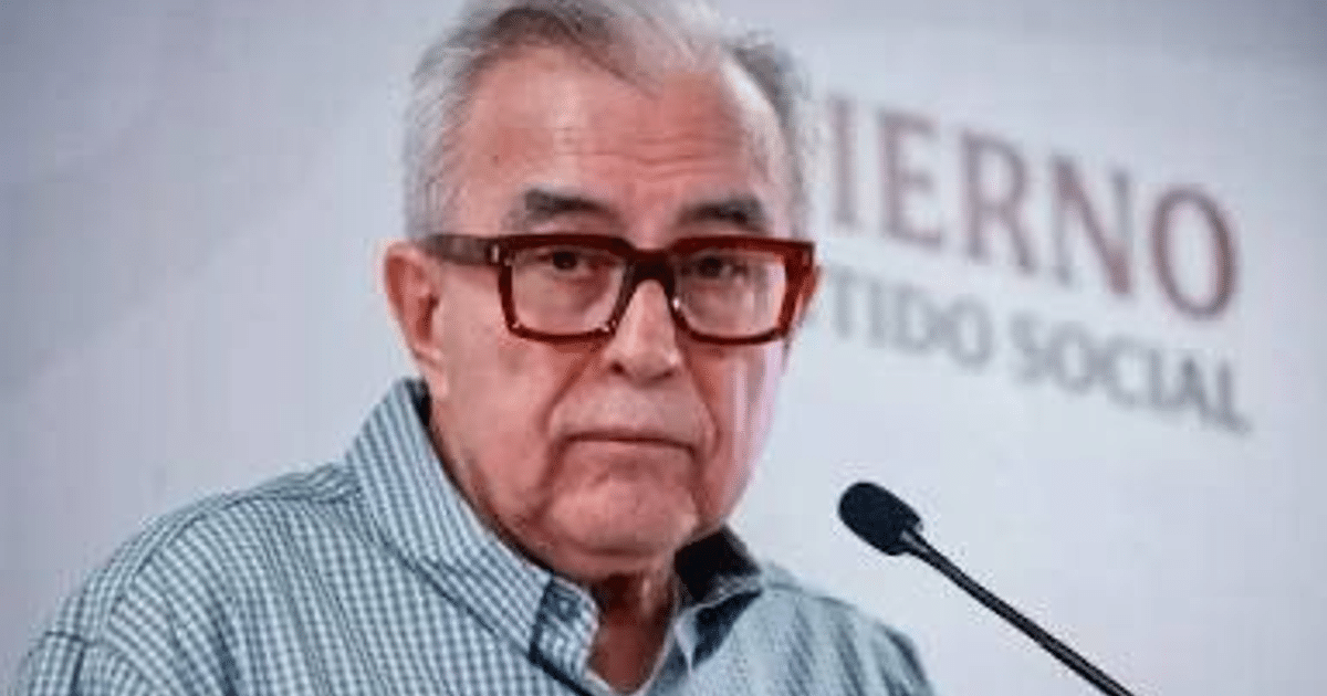 Gobernador Rubén Rocha Moya hablando en conferencia sobre prohibición de comida chatarra en escuelas de Sinaloa.