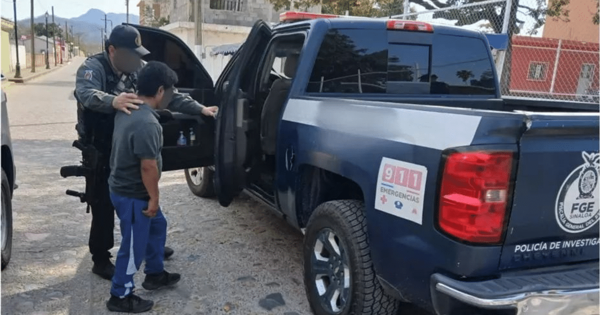 Oficial de policía asistiendo a un hombre junto a una camioneta de emergencias en Concordia.