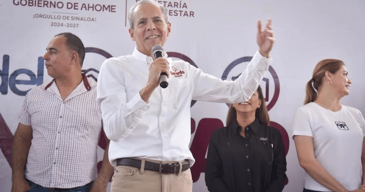 Hombre hablando en evento político en Ahome, Sinaloa, relacionado con desafuero de funcionarios.