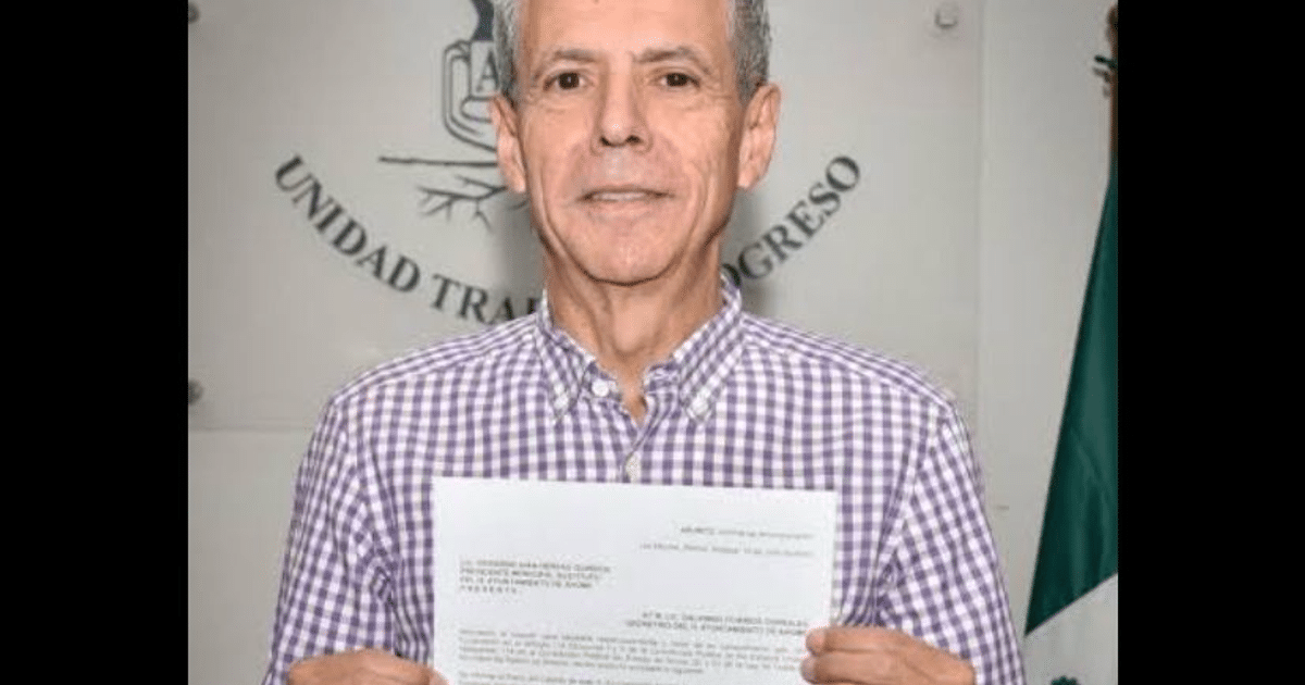 Persona en oficina con documento, relacionada al desafuero de Ahome