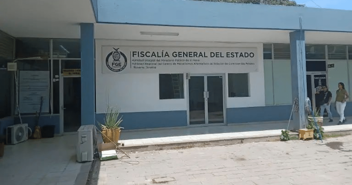 Fachada de la Fiscalía General del Estado con personas caminando y plantas en la entrada