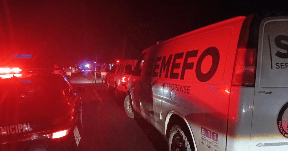 Vehículos de emergencia en una escena nocturna con cinta de seguridad, relacionados con el hallazgo de un cadáver en Navolato.