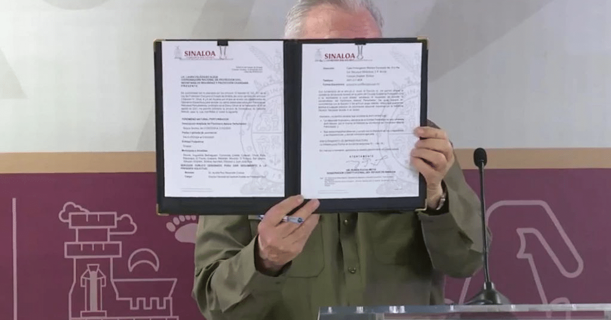 Persona sosteniendo documento oficial de Sinaloa en conferencia sobre declaración de desastre natural por sequía.