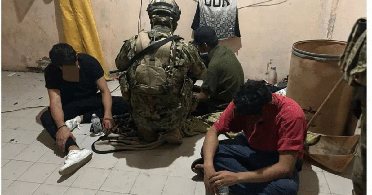 Militar interactuando con hombres en operativo policial en Mazatlán
