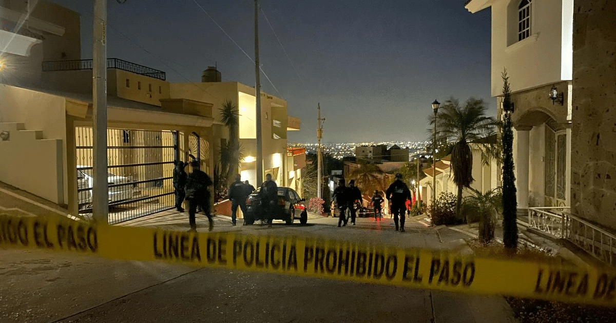 Policías en escena nocturna con cordón de seguridad en Culiacán