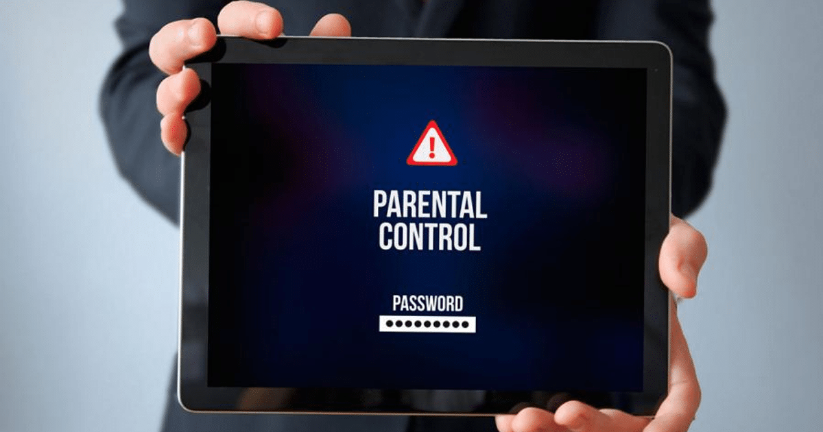 Persona sosteniendo una tablet con mensaje de control parental y campo de contraseña.