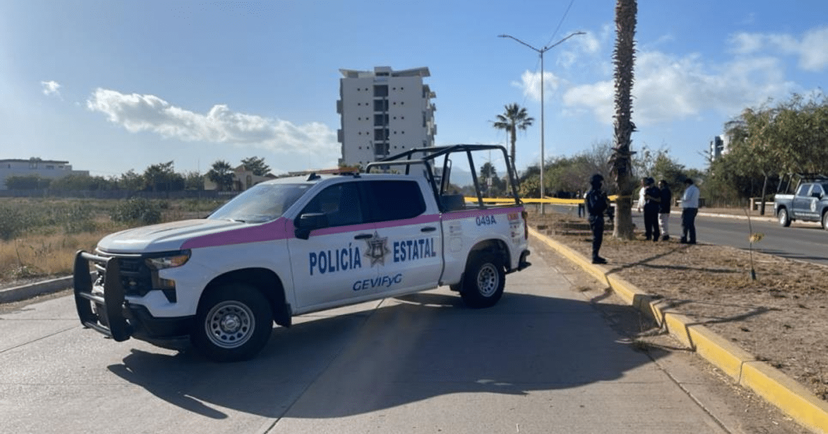 Vehículo policial en Culiacán con área acordonada y personas alrededor