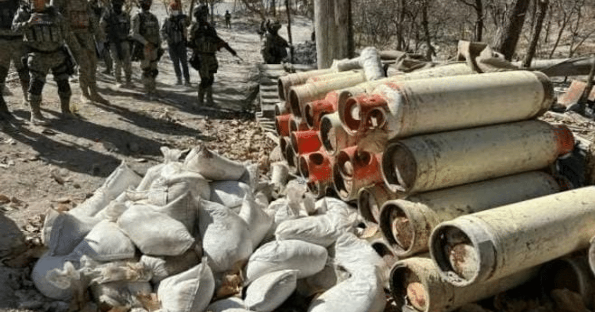 Cilindros y sacos en operativo militar en Choix, Sinaloa