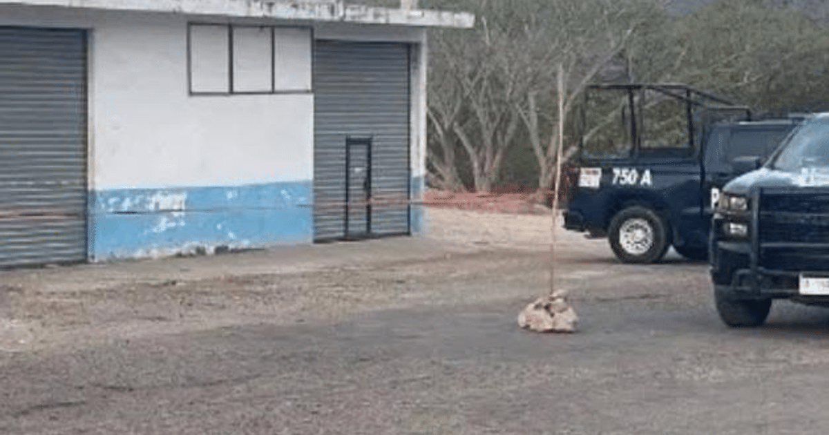 Escena del crimen en carretera México 15 con vehículos policiales y cordón de seguridad