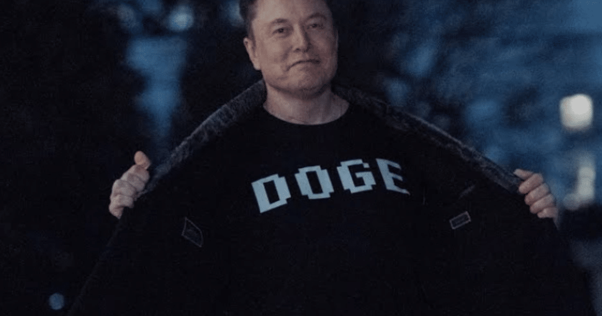 Persona con camiseta 'DOGE' en contexto de cambios en Tesla por Elon Musk